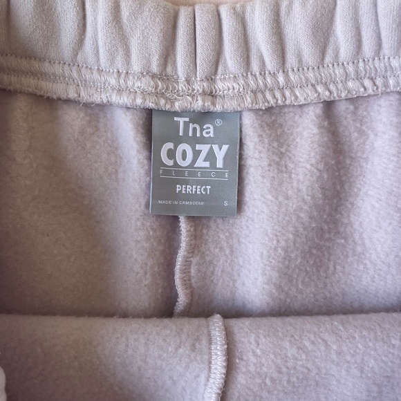 Aritzia Tna⎜COZY FLEECE PERFECT HI-RISE 3" SWEATSHORT⎜GREY LILAC - Picture 11 of 16